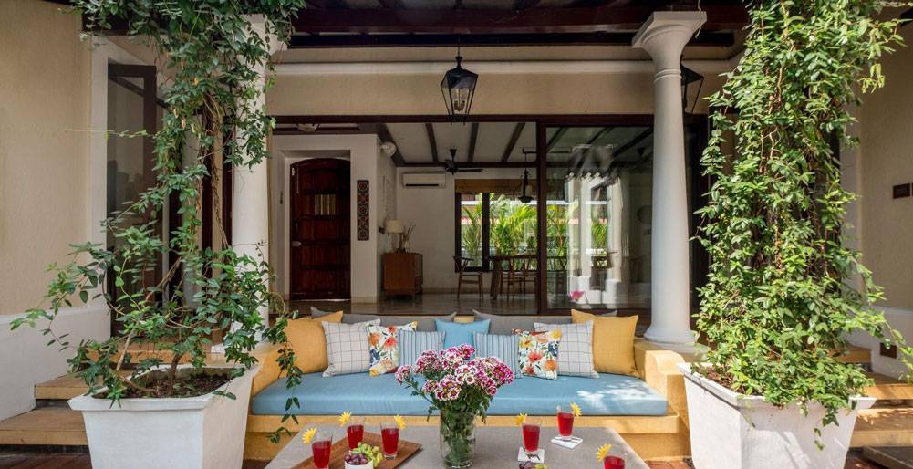 Casa Tanisa - Poolside seating